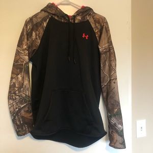 NWOT camouflage under armour pink sweatshirt